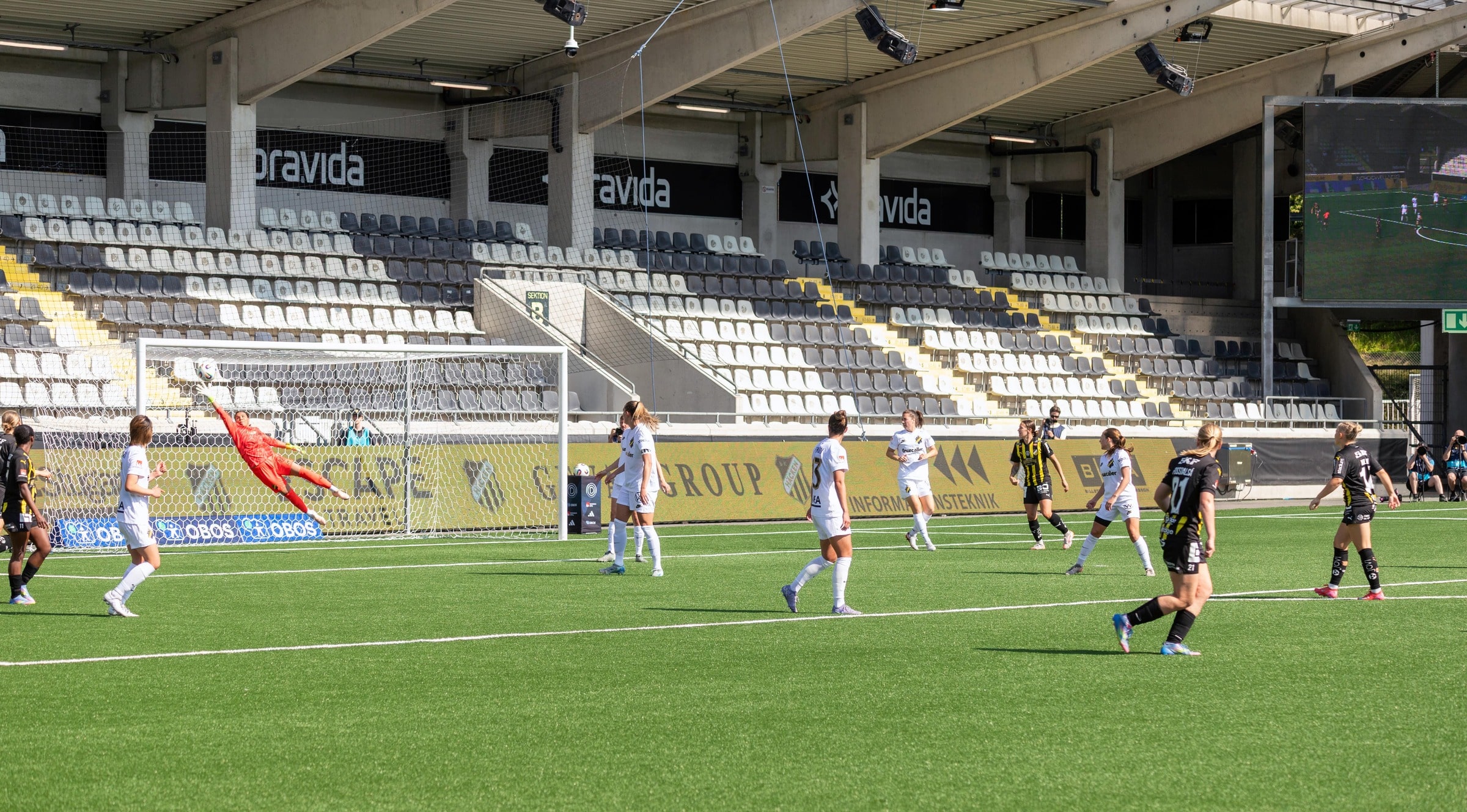 Jada Whitman sträcker sig efter ett skott mot AIKs mål